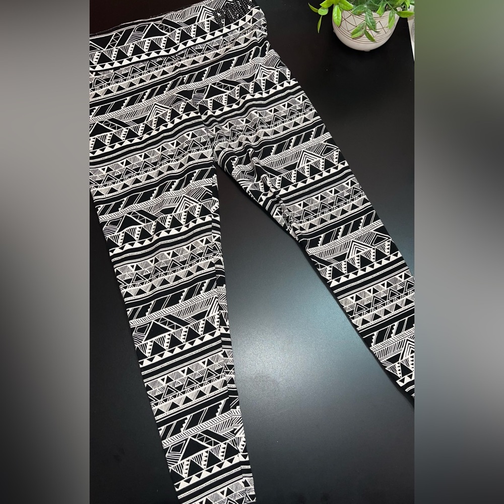 Victoria’s Secret Pink Tribal Print Leggings with Rhinestone Logo Size Medium GC